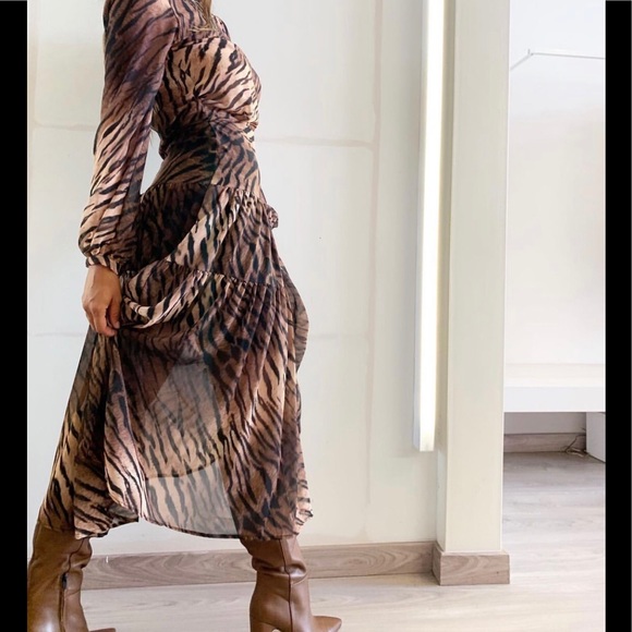 Dress - Picture 6 of 6